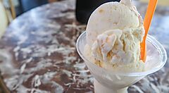 Coppa di gelato alla vaniglia su un tavolo di marmo alla Brooklyn Ice Cream Factory.
