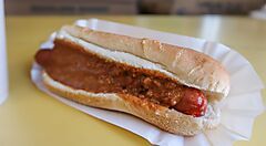 Hot dog con condimento su un piatto di carta da Gray's Papaya.