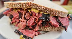 Sandwich con pastrami da Katz's Delicatessen.