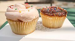 Due cupcake su una scatola della Magnolia Bakery a New York.