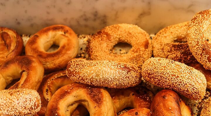 Bagel freschi e croccanti con semi su una teglia.
