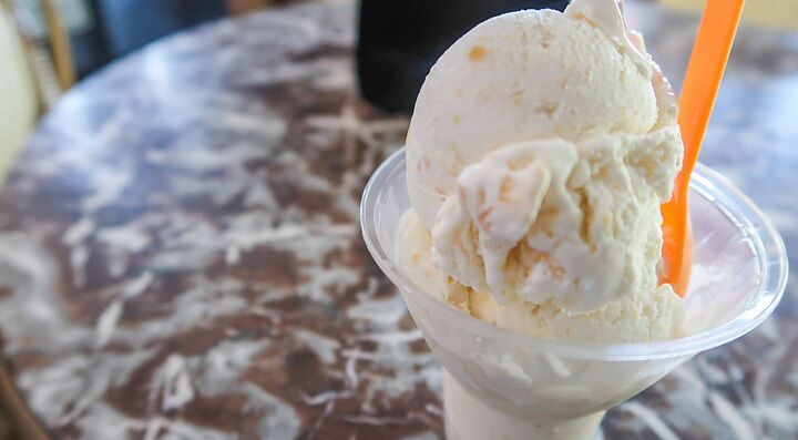 Coppa di gelato alla vaniglia su un tavolo di marmo alla Brooklyn Ice Cream Factory.