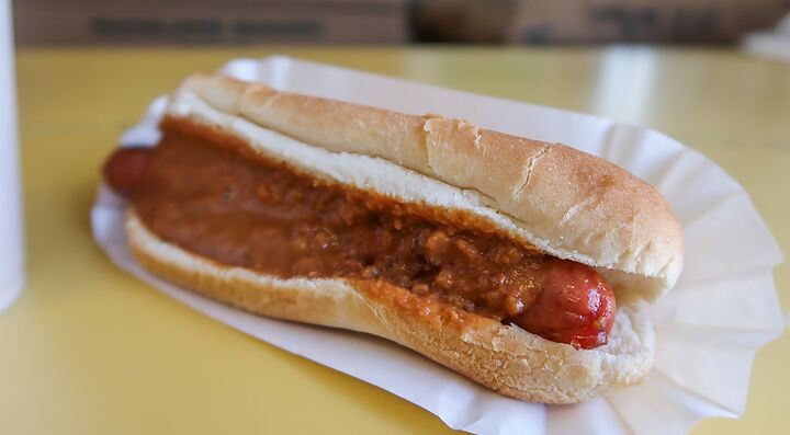 Hot dog con condimento su un piatto di carta da Gray's Papaya.