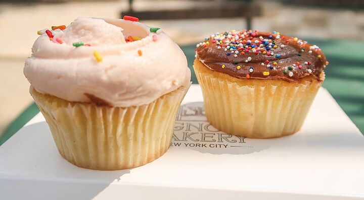 Due cupcake su una scatola della Magnolia Bakery a New York.