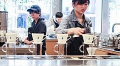 Baristi al lavoro al Blue Bottle Cafe di Shinjuku.