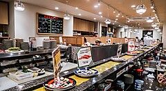 Il nastro che trasporta il sushi, da Namazuko Sushi a Tokyo.