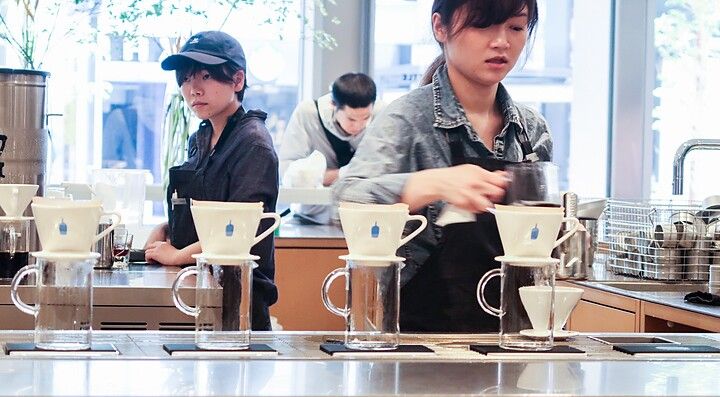 Baristi al lavoro al Blue Bottle Cafe di Shinjuku.