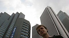 Marco Togni, vicino ai grattacieli nella zona di Shinjuku Ovest.