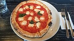 Pizza margherita alla pizzeria 800 Degrees Pizza.