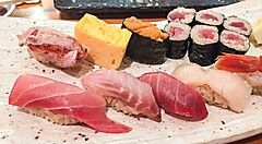 Sushi misto da Kagura Sushi a Tsukiji.