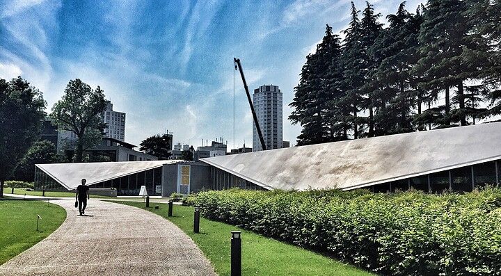 Il piccolo museo 21 21 Design Sight e il vicino giardino.