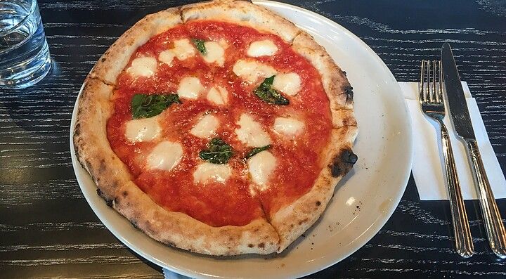 Pizza margherita alla pizzeria 800 Degrees Pizza.