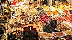 Spezie colorate e profumate esposte al mercato di Istanbul.