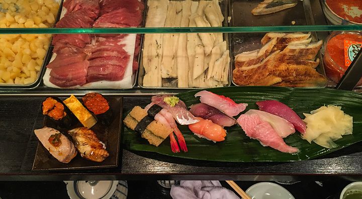 Sushi misto appoggiato sul bancone, da Ichiba Sushi.