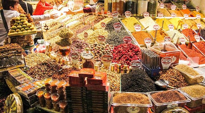 Spezie colorate e profumate esposte al mercato di Istanbul.