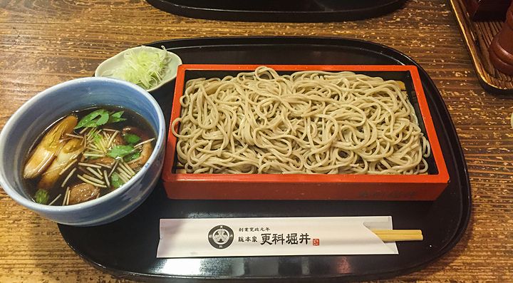 Soba "kamo seiro" con brodo d'anatra e carne d'anatra al ristorante Sarashina Soba.