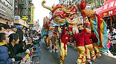 Una parata con un dragone a New York, per festeggiare il capodanno cinese.