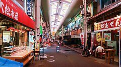 Bancarelle nel mercato del pesce di Kanazawa in Giappone.