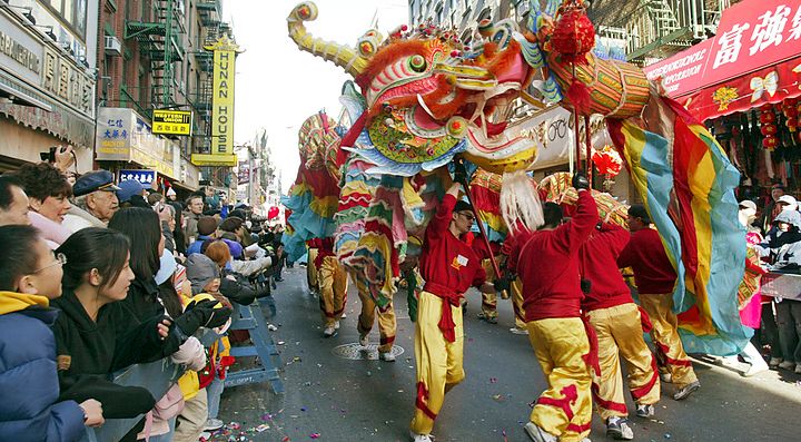 Una parata con un dragone a New York, per festeggiare il capodanno cinese.