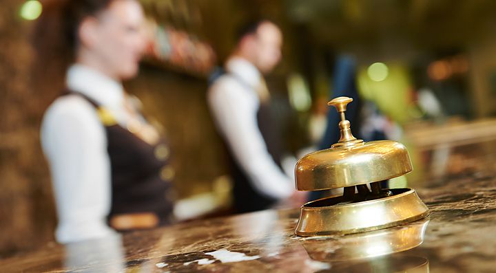 Campanello alla reception di un hotel a New York.