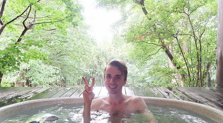 Marco Togni in vasca con acqua termale all'aperto all'Hotel Shikisai a Nikko.