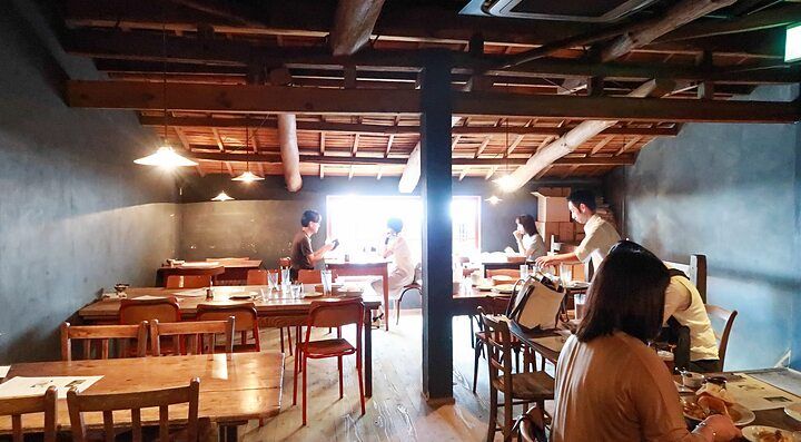 Il secondo piano del caffè Sarasvati a Miyajima.