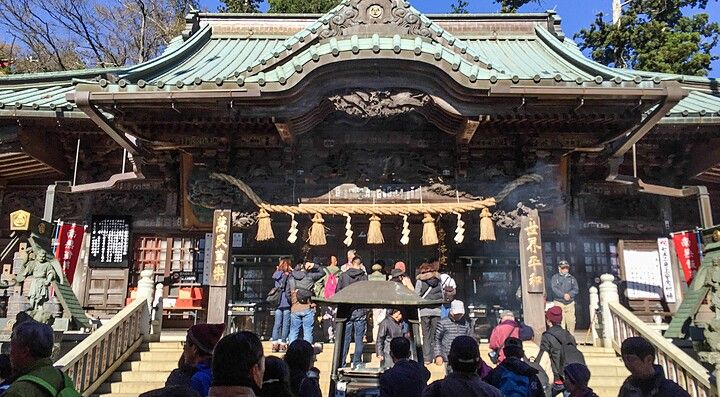 Santuario sul Monte Takao con visitatori e cielo azzurro.