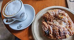 Cappuccino e croissant su un tavolo da Amy's Bread.