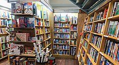 Interno della libreria McNally Jackson con scaffali pieni di libri.
