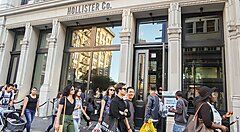 Esterno del negozio Hollister a New York.
