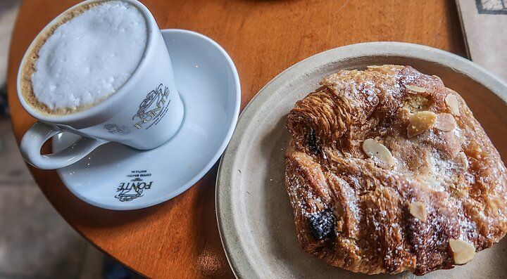 Cappuccino e croissant su un tavolo da Amy's Bread.