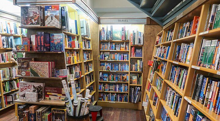 Interno della libreria McNally Jackson con scaffali pieni di libri.