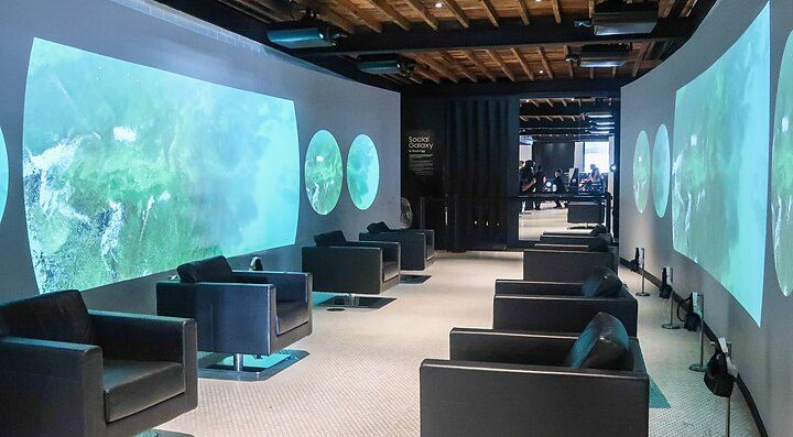 Ambiente immersivo con schermi curvi e poltrone al Samsung 837.