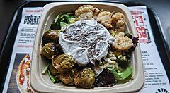 Piatto vegano con verdure e burger vegetale con salsa da Blossom du Jour.