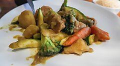 Un piatto di verdure da Luanne's Wild Ginger.