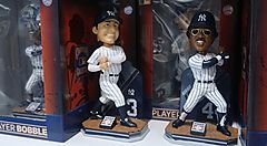 Bambole bobblehead dei giocatori dei New York Yankees in esposizione.