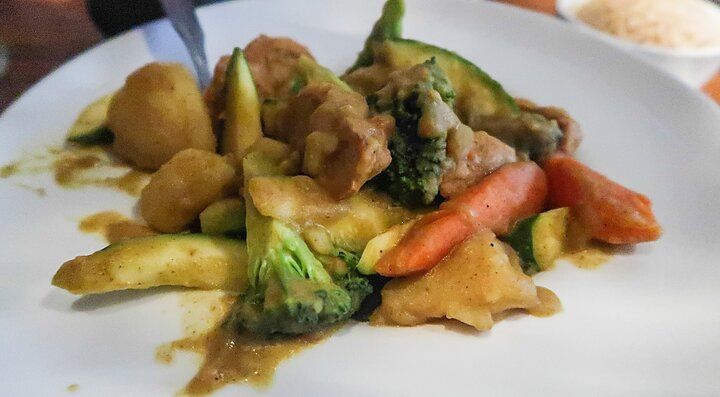 Un piatto di verdure da Luanne's Wild Ginger.