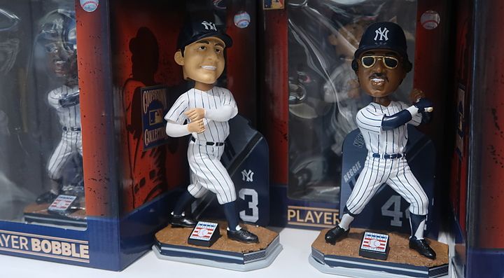 Bambole bobblehead dei giocatori dei New York Yankees in esposizione.