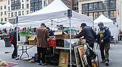Bancarelle al mercato delle pulci Chelsea Flea Market.