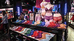 Intimo in vendita all'interno di Victoria's Secret a New York.