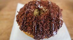 Donut al cioccolato da Erin McKenna Bakery.