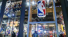 L'ingresso del ufficiale dell'NBA di New York, con in alto il logo NBA.