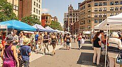 Bancarelle all\'Union Square Greenmarket in una giornata di sole.