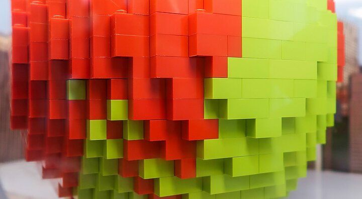 Dettaglio di una scultura fatta con i Lego, al Lego Store di New York.