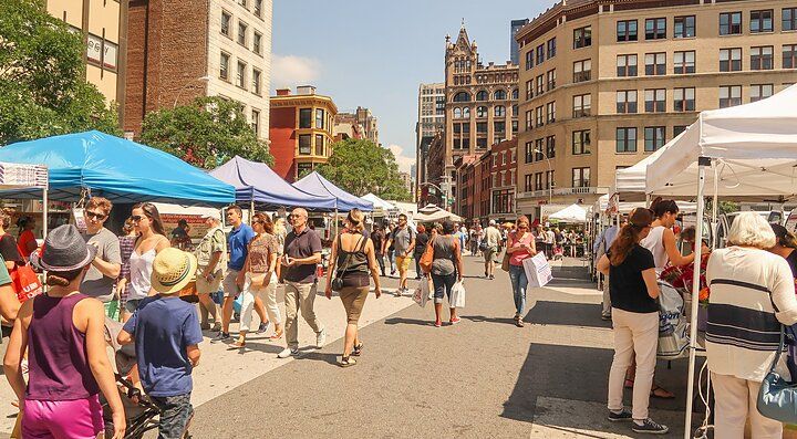 Bancarelle all\'Union Square Greenmarket in una giornata di sole.