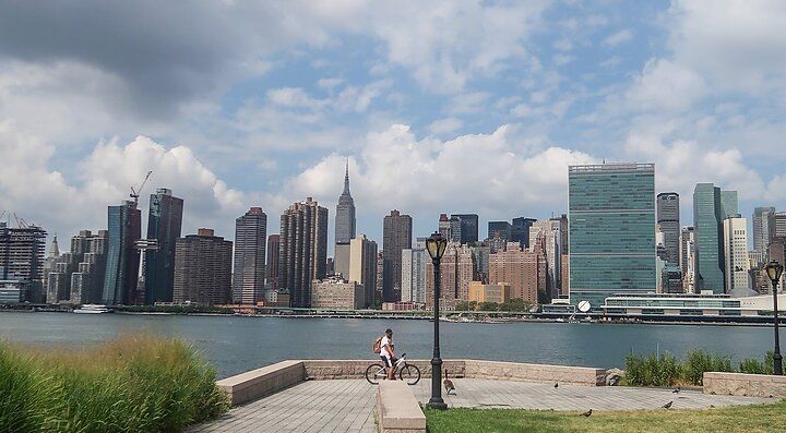 Il Gantry Plaza State Park e in lontananza i grattacieli.