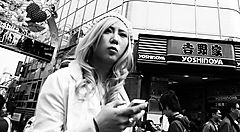 Foto di street photography, in bianco e nero.