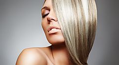 Foto di una modella in studio.