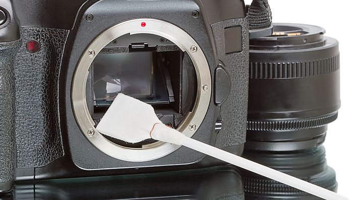 Fotocamera reflex, con attrezzo per pulire il sensoer.
