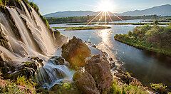 Il Sole sta per tramontare al fiume Snake River, nell'Idaho.